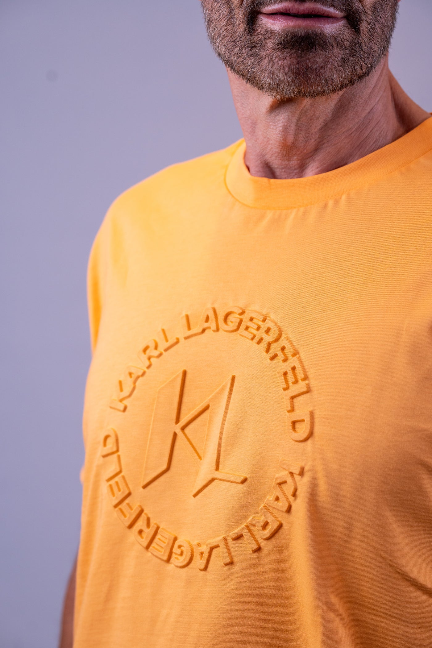 Karl Lagerfeld gul T-shirt med logo på front