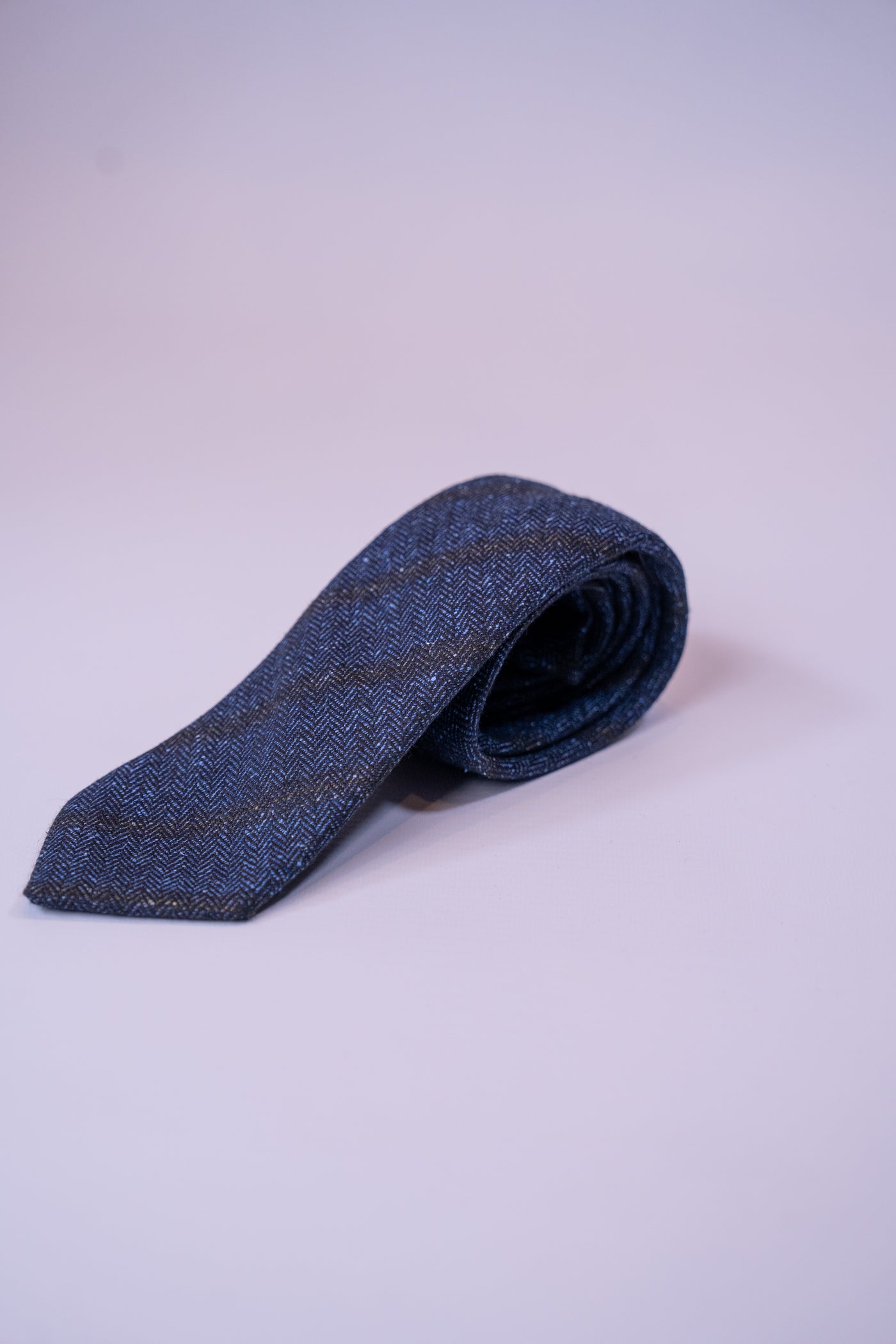 Golman Copenhagen mørkeblå slips med sorte striber