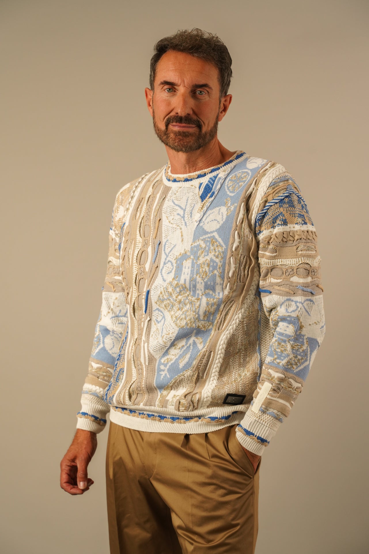 Carlo Colucci striktrøje i beige tonet mønster