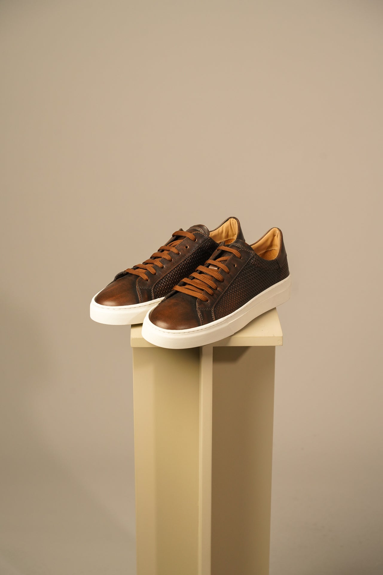 Brune melerede lædersneakers i kalveskind med hvid sål