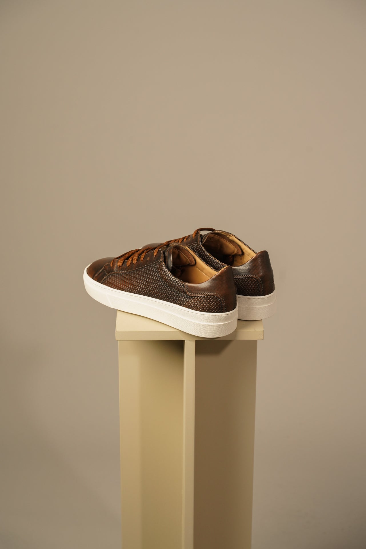 Brune melerede lædersneakers i kalveskind med hvid sål