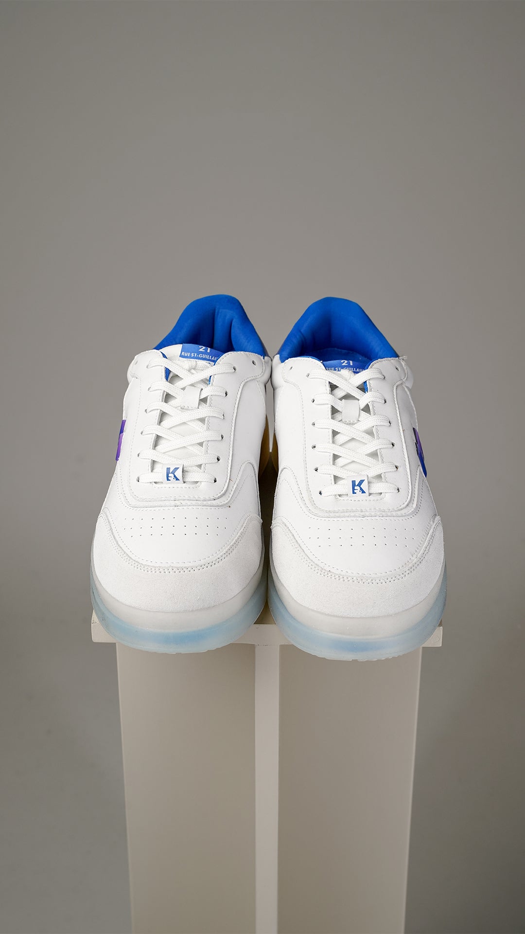 Karl Lagerfeld hvide sneakers med blå/lilla print