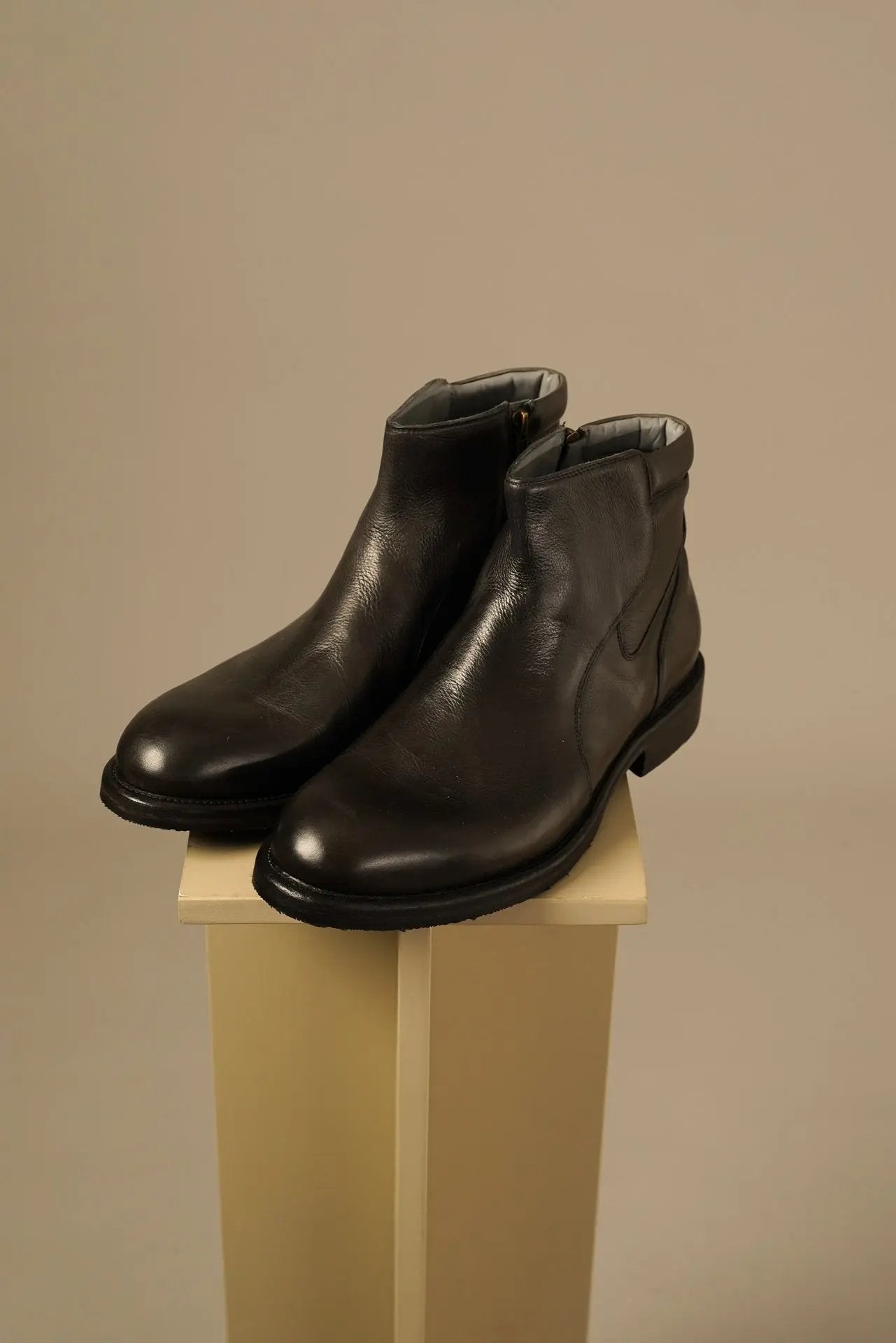 Golman Copenhagen – Mørkegrå støvler i bøffelskind Golman Copenhagen