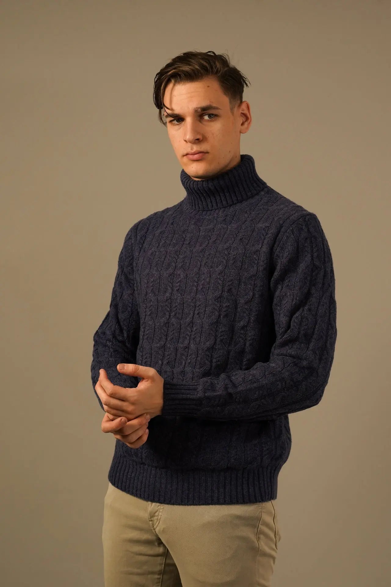 Golman Copenhagen denimfarvet rullekravestrik i merinould og cashmere Golman Copenhagen